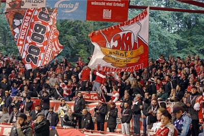 Auch die Anhänger aus der Heine-Kurve dürfen das Eispiraten-Team am Freitag in der Partie gegen die Löwen Frankfurt, die in die DEL aufsteigen wollen, wieder im Sahnpark unterstützen. 