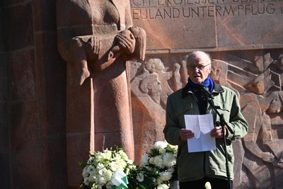 Auf dem Städtischen Friedhof sprach Horst Heidernätsch, Jahrgang 1935, als Zeitzeuge.