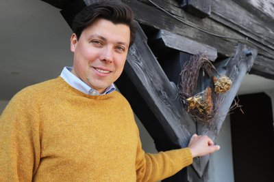 Pfarrer Justus Geilhufe am Pfarrhaus in Großschirma.