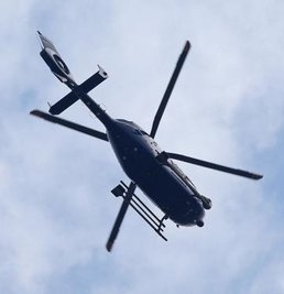 Mit einem ähnlichen Helikopter hat die Polizei am Montag nach einer Seniorin in Mittweida gesucht.