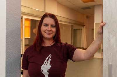 Katja Wagner am Eingang zu ihrem Bewegungsraum in Penig. Die Tanzpädagogin hatte erst im Juni ihr kleines Unternehmen gegründet, doch jetzt ist erst einmal Schluss mit einem Großteil ihrer Angebote. 