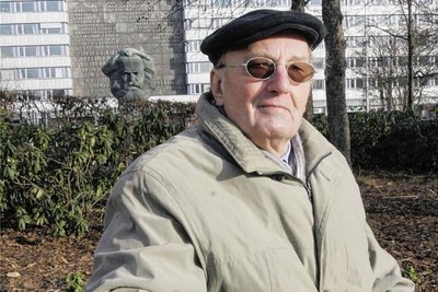 Der frühere Stadtbaudirektor im Stadthallenpark, dessen Entstehung ihm zu verdanken ist. 