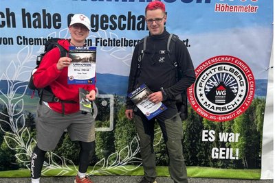 Physiotherapeutin Heike Storch und Mannschaftsleiter Norman Markert haben nach 13 Stunden und 40 Minuten das Ziel auf dem Fichtelberg erreicht.