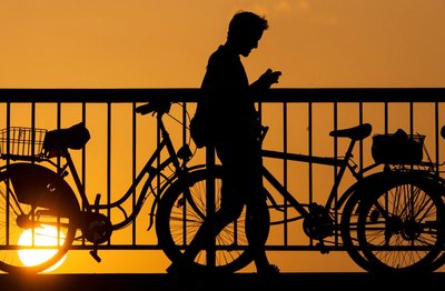 Die Beziehung immer in der Hosentasche? Manche entwickeln romantische Gefühle für Chatbots. (Symbolbild)