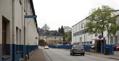 Das Werk von Meleghy Automotive in Bernsbach ist durch die Straße der Einheit zweigeteilt. Die Gebäude linkerhand werden an die Vollmann-Gruppe verkauft. Werkzeugbau und Presswerk rechts der Fahrbahn lässt das Unternehmen modernisieren. 
