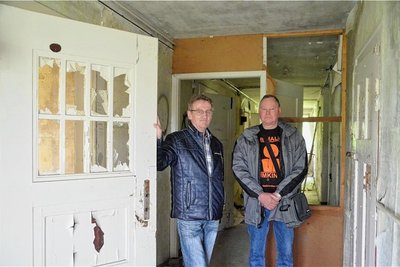 Peter Heinz (links) lebte von 1963 bis 1966 im Kinderheim in Bräunsdorf, Andreas Krumrei von 1976 bis 78. Er organisiert die jährlichen Treffen der ehemaligen Heimkinder. Die beiden besuchten das Haus 2, in dem sie früher gewohnt hatten. 