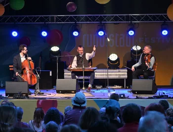 Der in Polen lebende Serhii Postolnikow aus der Ukraine musste mit einer "Ersatzband" spielen, weil ein Mitglied seines Trios US Orchestra wegen des Krieges nicht aus der Ukraine ausreisen durfte. 