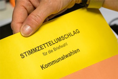 Wer am 9. Juni nicht zu Hause ist, kann dennoch an der Kommunalwahl teilnehmen – per Briefwahl im Vorhinein.