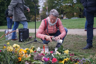 Viele zündeten Kerzen für die Opfer rechtsextremistischer Gewalt an.