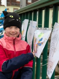  Die Muldebrücke in Penig hatten Vereinsmitglieder in den Farben des FCP geschmückt. Saskia aus Obergräfenhain und andere Kinder hatten am Brückengeländer zudem noch bunte Faschingsbilder angebracht. 