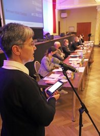 Superintendentin Hiltrud Anacker hielt vor Beginn der Sitzung des Freiberger Stadtrates im Tivoli eine Friedensandacht. 