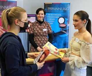 Nelly Günl (l.) im Gespräch mit Angelina Berger von der Friseur- und Kosmetik-Innung Chemnitz.