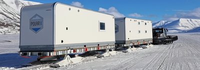 In diesen Wohn- und Arbeitscontainern war die Filmcrew von PolarX über mehrere Monate hinweg auf Schnee und Eis unterwegs. Die beiden Einheiten sind auf Transportschlitten montiert, die in der Firma Lehmann-UMT im vogtländischen Jocketa gebaut wurden. 