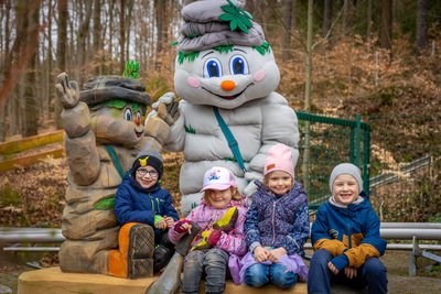 Rudi, Emilia, Emilie und Max (v. l.) haben gleich auf dem neuen Fotopunkt Platz genommen.