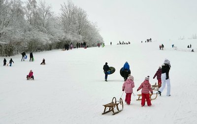 Auf dem Rodelhang in Gornau herrschte am Samstag reger Betrieb.