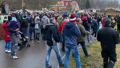 Um die 250 Menschen hatten sich versammelt. Sie waren einem Aufruf der Freien Sachsen gefolgt. 