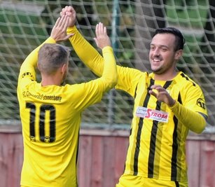 Mit zwei Treffern hatte William Trültzsch (r.), der sich mit Moritz Lorenz über das 3:0 freut, einen großen Anteil am Schneeberger Sieg. 