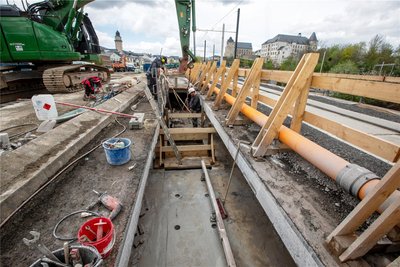 Die Elsterbrücke wird derzeit in zwei Teile getrennt.