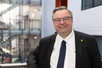 Alexander Haentjens ist Kreiswahlleiter im Erzgebirgskreis. Bei ihm laufen am Wahlsonntag alle Fäden zusammen.