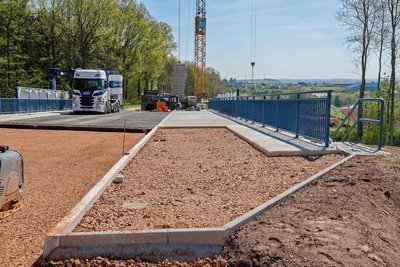 Ein 3,50 Meter breiter Rad- und Gehweg führt über das neue Bauwerk.