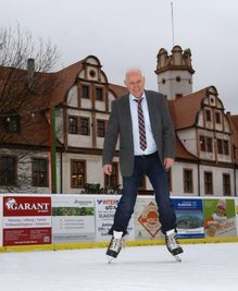 Auch OB Peter Dresler hat schon eine Ehrenrunde auf dem Eis gedreht.