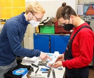 Max Feldmann (r.) im Gespräch mit Markus Jähnert, Mitarbeiter beim TÜV Süd.