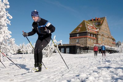 Ein Skilangläufer am 26. Dezember auf dem Fichtelberg. Auf Sachsens höchstem Gipfel sind inzwischen auch mehrere Skilifte in Betrieb.