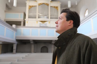 Pfarrer Justus Geilhufe in der Dorfkirche Großschirma.