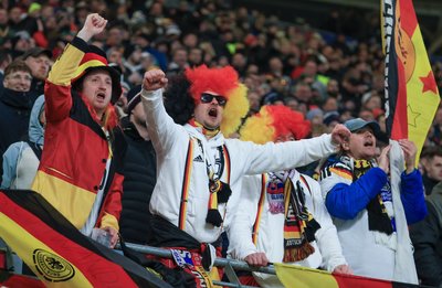 Der Fußball lebt von den Fans, sagt Bundestrainer Julian Nagelsmann. (Archivbild)