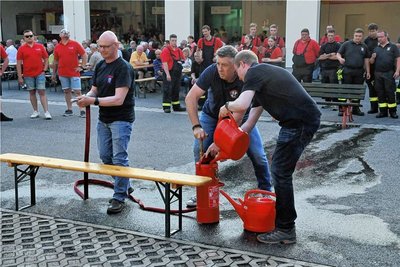 Sie hatten die weiteste Anreise zum Feuerwehrfest: Kameraden der Partnerfeuerwehr aus Bestwig, hier beim Zielspritzen. 