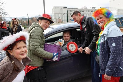 Auftakt für die Narrenzeit mit lustigem „Wegezoll“ in Beierfeld: Pfannkuchen gegen Spende.