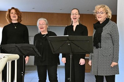 So vielstimmig die leeren Einkaufswagen ihre Geschichten erzählten, so vielstimmig sang das Quartett Fourtune zur Eröffnung der Ausstellung.