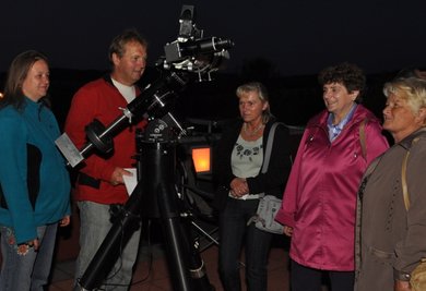 Waren bei der Sternschnuppennacht als Experten gefragt: Anja und Steffen Braito (von links) aus Beerheide mit ihrem 120-mm-Refraktor. Carla Loßin, Edith Ulfert und Renate Goldhahn (Foto) waren extra aus Triebel und Oelsnitz nach Rodewisch gekommen, um das Himmelsschauspiel zu verfolgen.