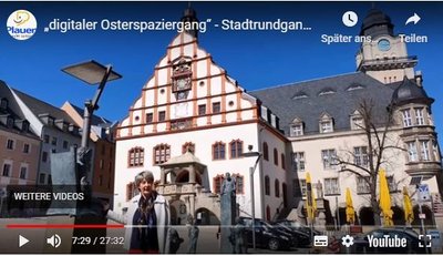 Stadtführerin Andrea Sachs am Plauener Altmarkt ist Teil des digitalen Osterrundgangs. 