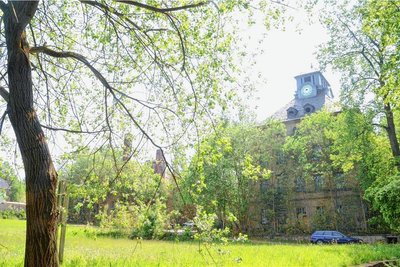 Kaum noch sichtbar hinter Büschen und Bäumen liegen die Gebäude des ehemaligen Kinderheims. Bis zu 240 Kinder und Jugendliche waren hier zeitgleich untergebracht. 