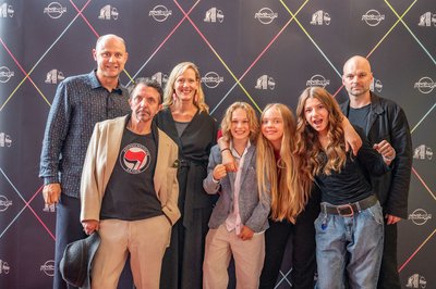 Am Sonntag gab es in Chemnitz ein Staraufgebot: Auf dem Kinderfilmfestival "Schlingel" wurde die Weltpremiere der Neuauflage des DDR-Klassikers "Spuk unterm Riesenrad" gezeigt - über den roten Teppich liefen unter anderen die Hauptdarsteller Moritz Führmann (in der Rolle des "Riesen"), David Bennent ("Rumpelstilzchen") und Anna Schudt (die "Hexe"), außerdem Noél Kipp, Lale Andrä, Elisabeth Bellé mit dem Regisseur Thomas Stuber (alle von links). 