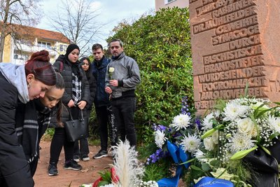 Weiße Rosen für die jüdischen Opfer der Pogromnacht: Deutsch-, afghanisch- und arabischstämmige Neuntklässler der Oberschule „Am Körnerplatz“ mit Geschichtslehrer Marcel Herold.
