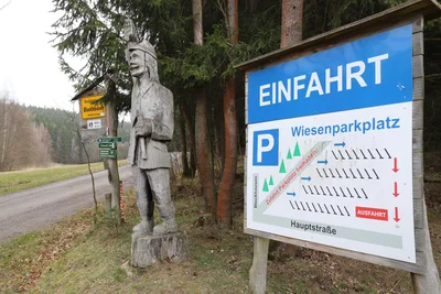 Am Eingang von Blockhausen ist auch gleich ein großer Wiesenparkplatz.