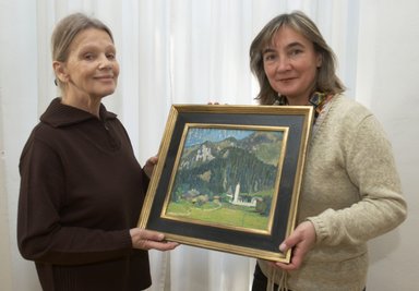 Freude bei Museums-Chefin Marion Schulz (rechts): Christel Stelmaszyk, Enkelin der Malerin Minna Köhler-Roeber, schenkte dem Museum am Montag ein Bild der in Reichenbach geborenen Impressionistin. 