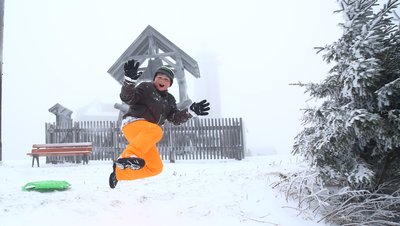 Max aus Neudorf gehörte am Reformationstag zu den ersten Rodlern auf dem Fichtelberg.