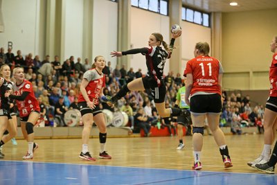 Petra Nagy holt aus zum Wurf.
