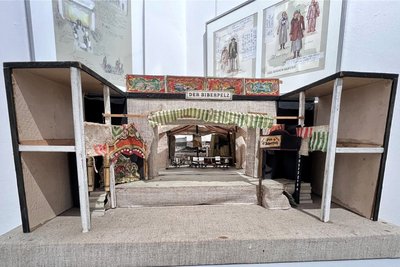 Das Bühnenmodell für Bertolt Brechts „Der Biberpelz“ im Dresdner Staatsschauspiel, 1981/82 entstanden, ist einem Jahrmarkt des 19. Jahrhunderts nachempfunden.