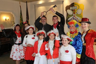 In Beierfeld musste Stadtchef Mirko Geißler (Foto hinten links) den Schlüssel an die Narren abgeben.