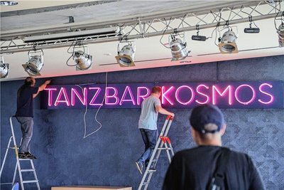 Am Mittwoch haben Mitarbeiter des Schloßbergmuseums den Schriftzug wieder abmontiert. Er kommt vorübergehend ins Museumsdepot.