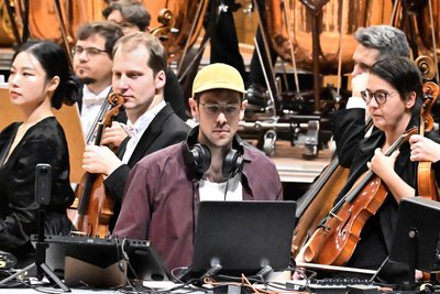 Mit der Uraufführung einer audiovisuellen Komposition des Sounddesigners Jonas Urbat (hier bei einem Konzert in Chemnitz im November 2025) beginnt die neue Konzertsaison im September.