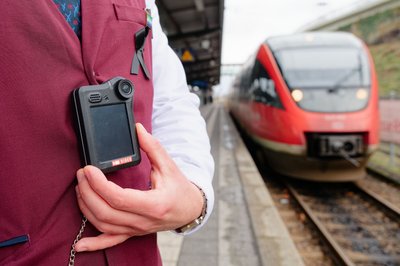 Rund ein Drittel der Kundenbetreuer bei der Deutschen Bahn haben sich eine Bodycam aushändigen lassen. (Symbolbild)