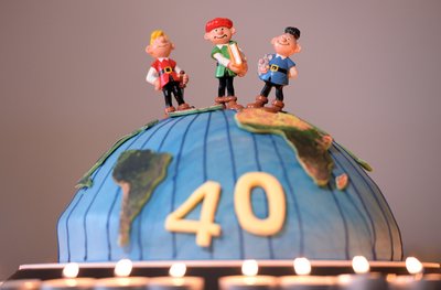 Zum 40. Geburtstag der Abrafaxe stehen die drei Comic-Figuren beim Mosaik-Verlag "Steinchen für Steinchen" in Berlin auf einer Torte in Form einer halben Weltkugel.