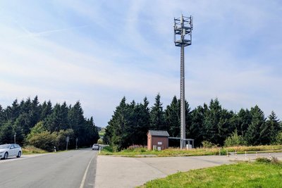Am unteren Ende der Fichtelbergauffahrt steht bereits ein Funkmast.