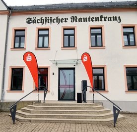 Im Sächsischen Rautenkranz ist eine Pflege-Wohngemeinschaft mit zwölf Wohnungen entstanden.