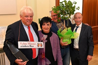 Dieter Greysinger mit Kinderärztin Andrea Pötzsch, ihrem Mann Ulrich Pötzsch (ZWA-Geschäftsleiter) und Regiobus-Chef Michael Tanne (v. l.).
